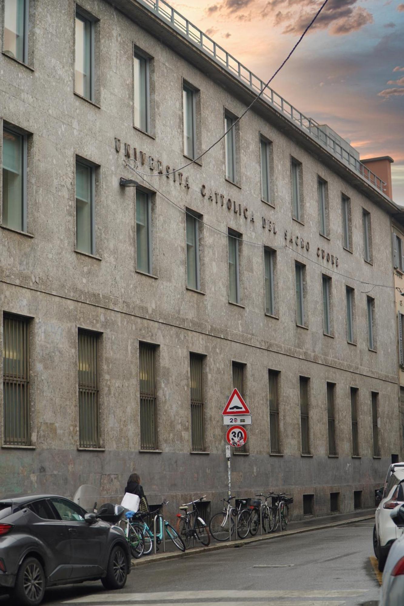Sant'ambrogio Historic - In Front Of Cattolica Appartamento *